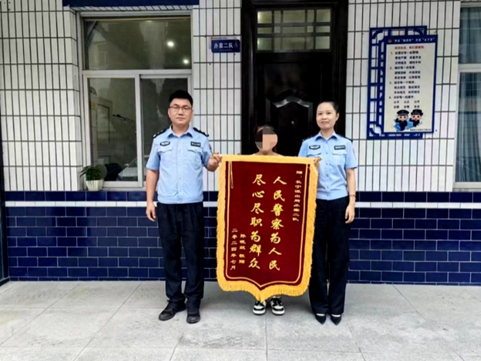 澄城民警追回被盜錢款，失主送錦旗致謝。