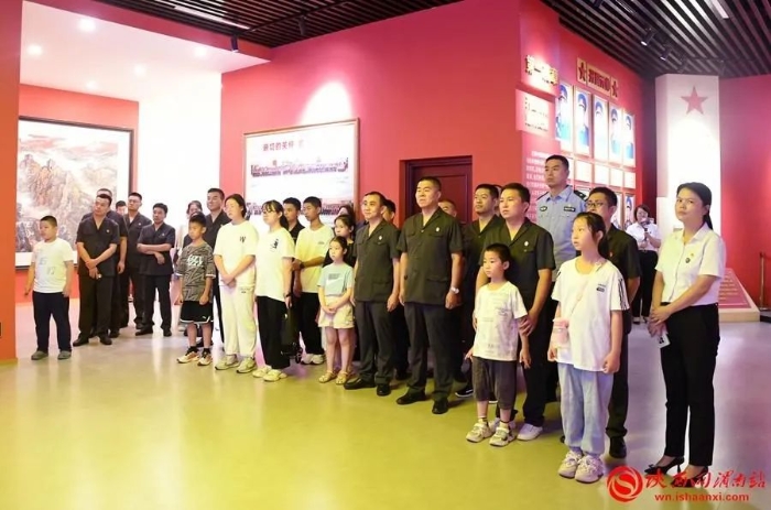 渭南中院退役軍人及家屬、子女參觀渭南容廈雙擁展覽館。記者 郝豆 攝