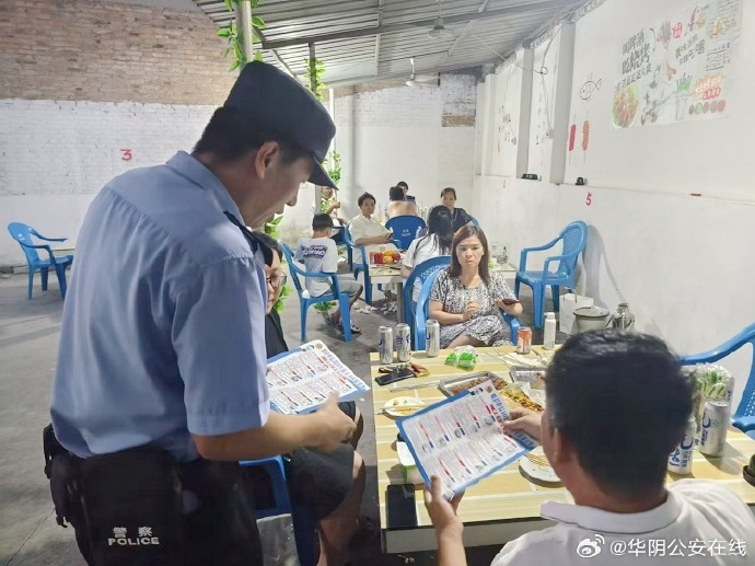 華陰公安深入轄區廣場、夜市、社區等場所宣傳反詐、交通安全等知識。