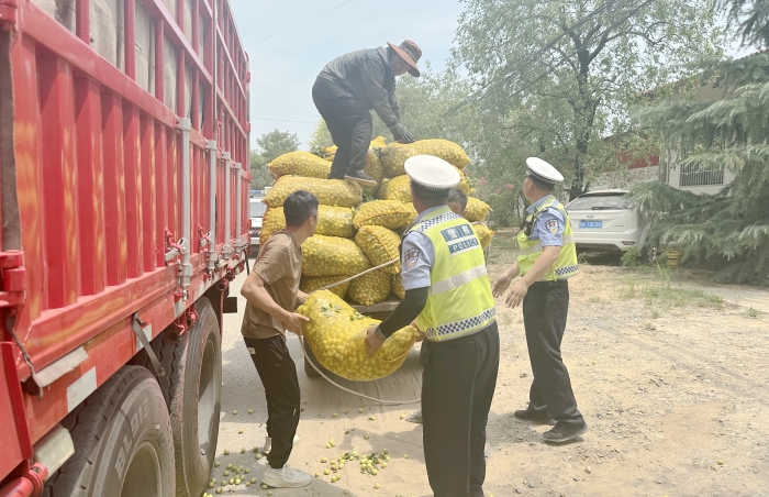 車輛發生擦掛貨物散落一地，大荔交警及時幫助車主清理散落的貨物。