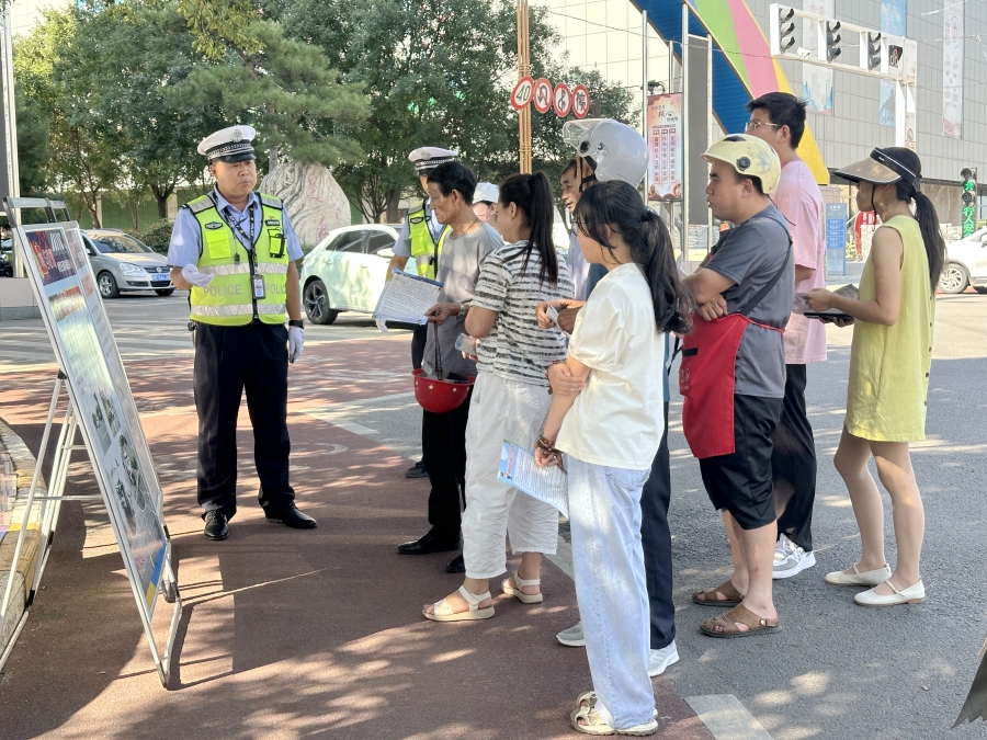 白水交警走進轄區事故多發路段積極開展交通安全警示宣傳教育活動。