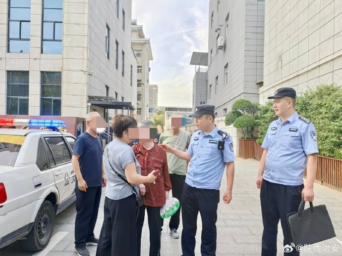 富平公安暖心救助走失耄耋老人。