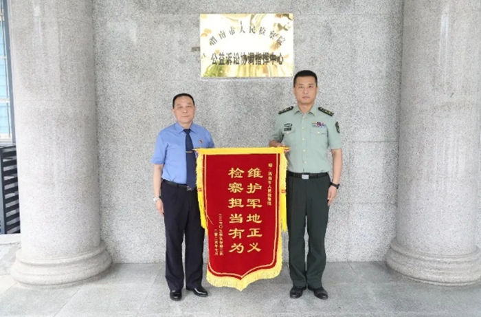 某部隊政委張鵬激動的說，并代表部隊向渭南市人民檢察院贈送一面“維護軍地正義，檢察擔當有為”錦旗。