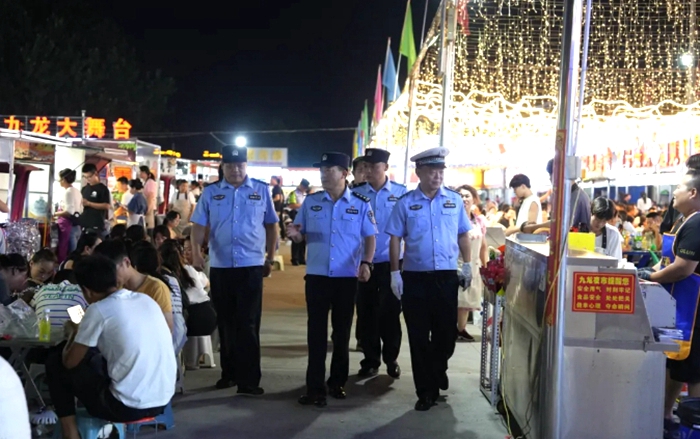 合陽公安民警在人流量密集場所巡邏。