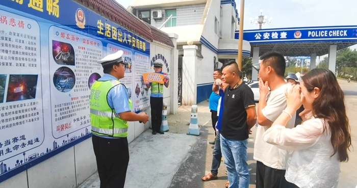 白水公安交警依托執法檢查站開展“一盔一帶”主題宣傳活動。