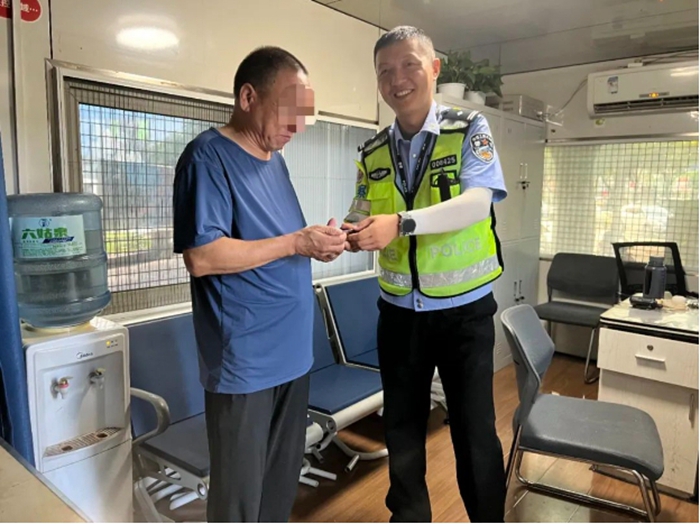臨渭交警執勤撿手機，及時歸還暖民心。
