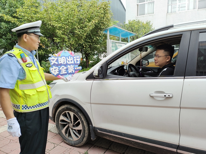 大荔公安交警開展夏季道路交通安全宣傳活動。
