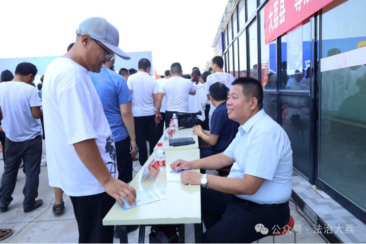大荔縣法律援助中心開展“尊法守法 攜手筑夢”公益法律服務活動。