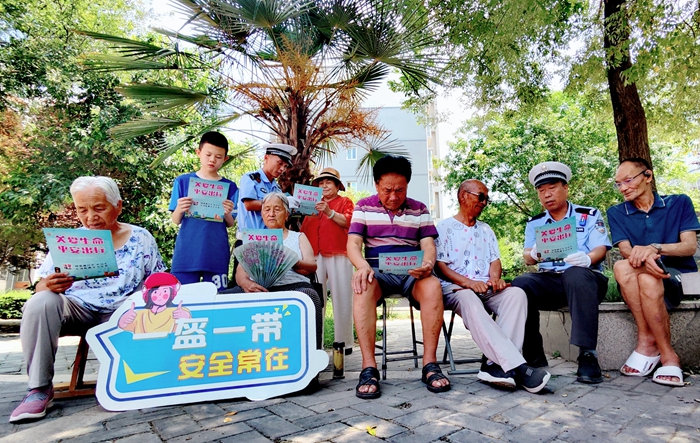 蒲城公安交警進社區開展“知危險 會避險”交通安全宣傳體驗課。