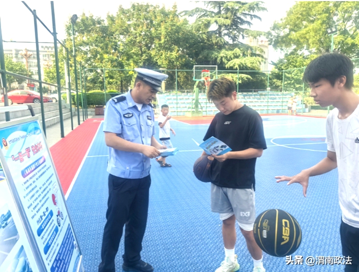 韓城公安交警走進培訓班開展交通安全宣傳。