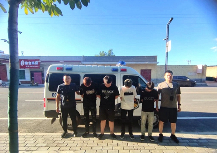 華州公安成功破獲砸車(chē)玻璃盜竊車(chē)內(nèi)財(cái)物案。