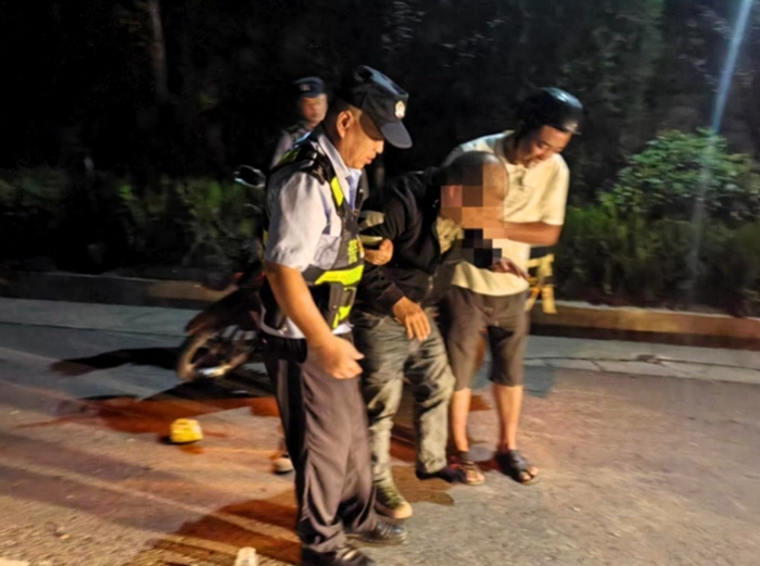 澄城民警及時(shí)救助受傷群眾。