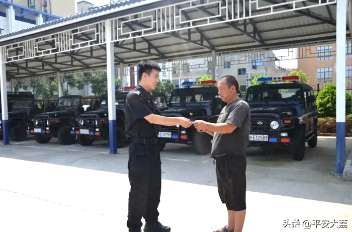 大荔巡特警執(zhí)勤撿手機(jī)物歸原主。