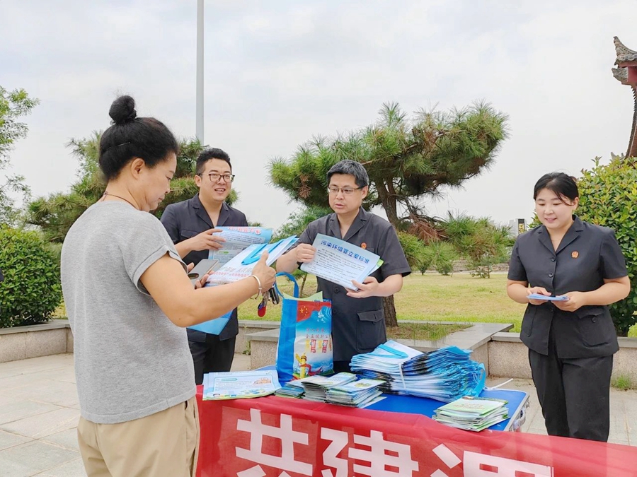 臨渭區(qū)法院組織干警在沋河國(guó)家濕地公園開展生態(tài)日宣傳活動(dòng)。