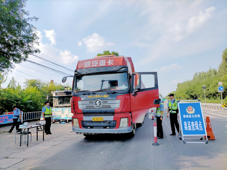 澄城縣公安局禁毒文物大隊(duì)聯(lián)合交警大隊(duì)集中開展毒品公開查緝行動(dòng)。