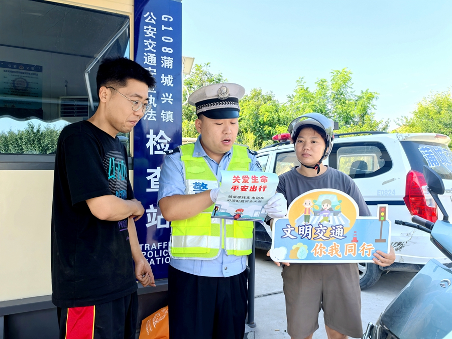 蒲城交警依托執(zhí)法檢查站對(duì)過(guò)往駕乘人員開展交通安全宣傳。