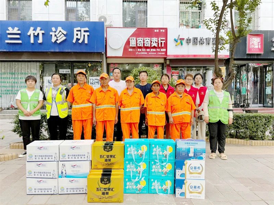 富平縣人民法院開展“夏日送清涼”暨文明城市創(chuàng)建志愿者服務(wù)活動(dòng)。