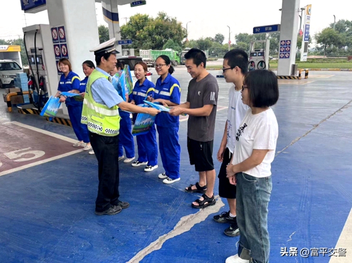 富平交警進加油站宣傳交通安全。