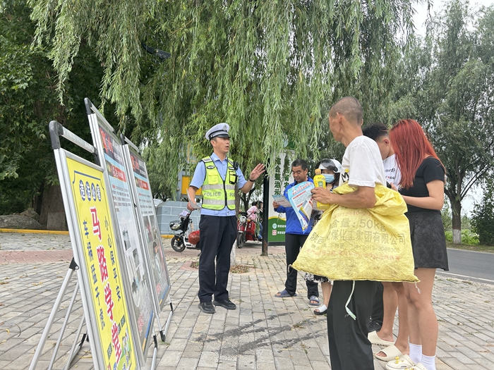 白水縣公安局交通管理大隊宣傳民警走進轄區和家卓村開展“法治助振興”“千村宣教”普法主題宣傳活動。