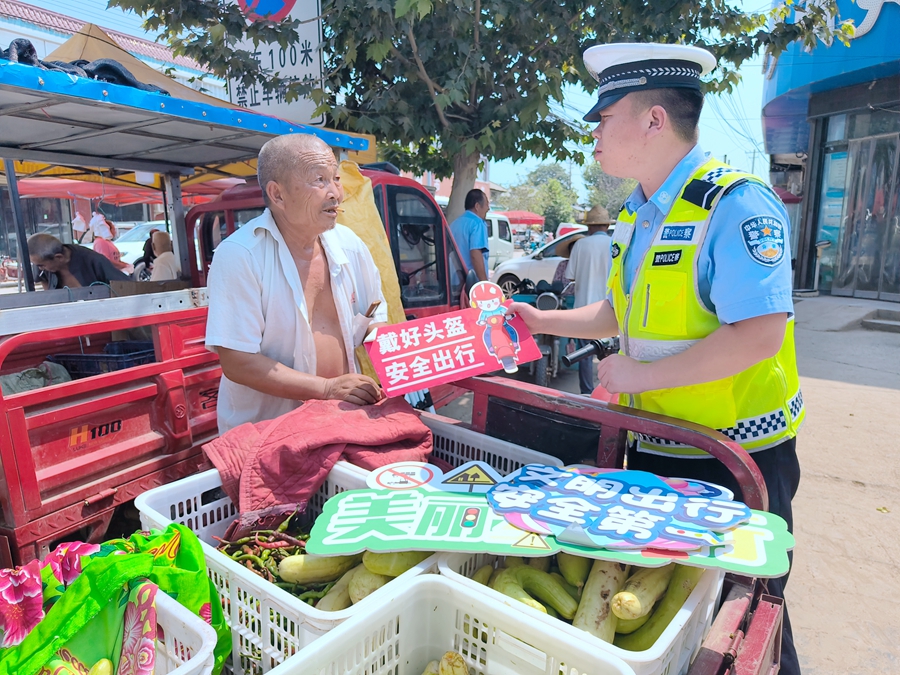 大荔公安交警巧借農村“集會日”開展夏季交通安全宣傳。
