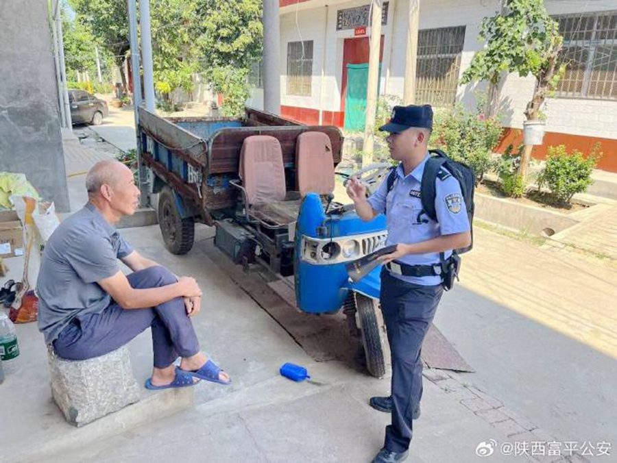 富平公安通過與轄區群眾閑聊天、拉家常等方式向群眾宣傳反詐、防溺水、防盜竊、消防等安全知識。