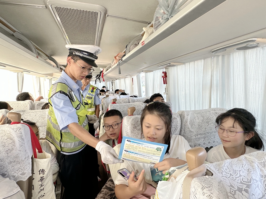 渭南高速交警開展夏季交通安全主題宣傳活動。