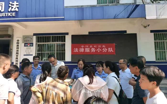 合陽縣司法局百良司法所開展普法宣傳“趕”集活動(dòng)。