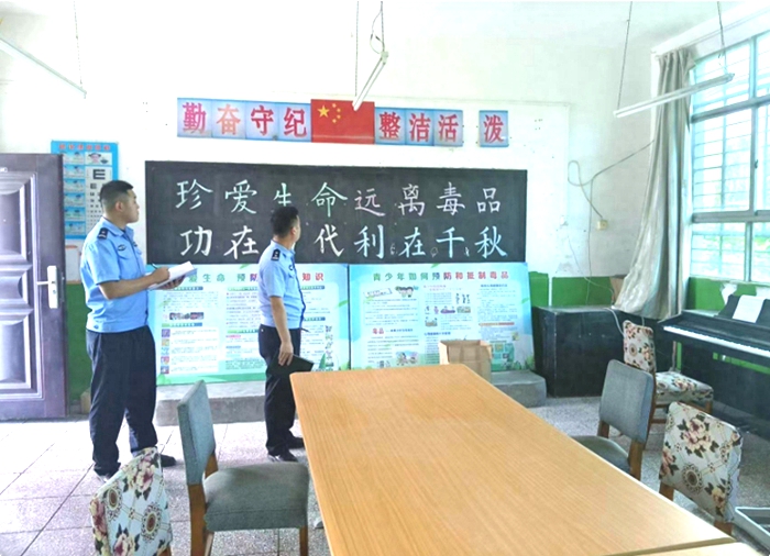 澄城公安交道派出所開展開學(xué)前校園安全大檢查。