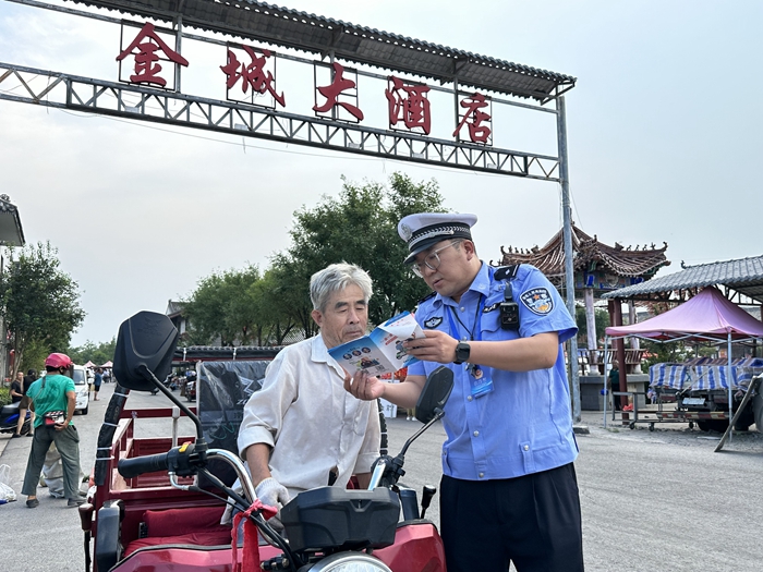 韓城公安交警走進(jìn)集市開展交通安全宣傳活動(dòng)。