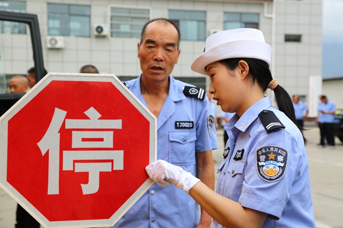 潼關(guān)交警開展交通安全宣傳及安全檢查。