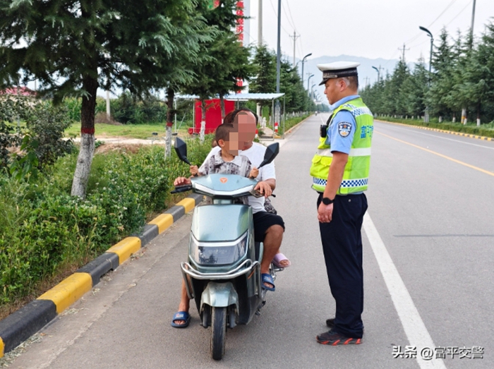 富平交警加強(qiáng)路面巡查。