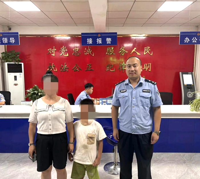 白水民警及時(shí)救助走失兒童。