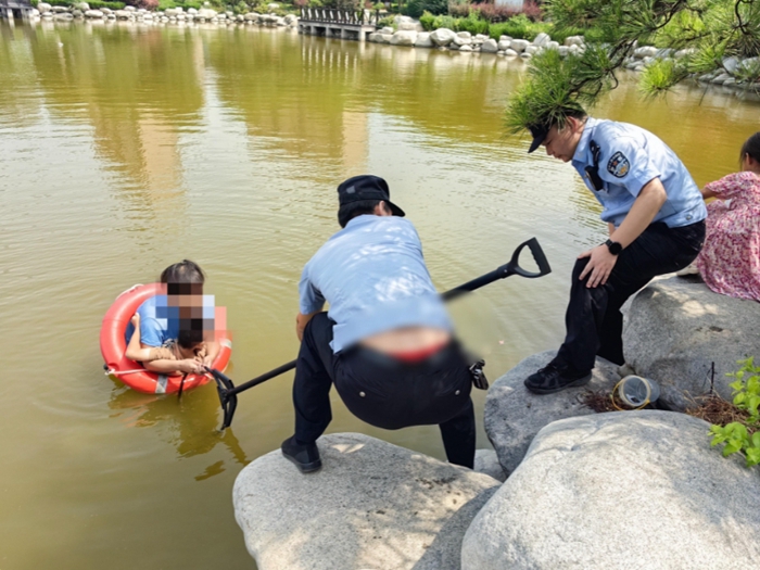 澄城警民聯(lián)手成功救助落水兒童。
