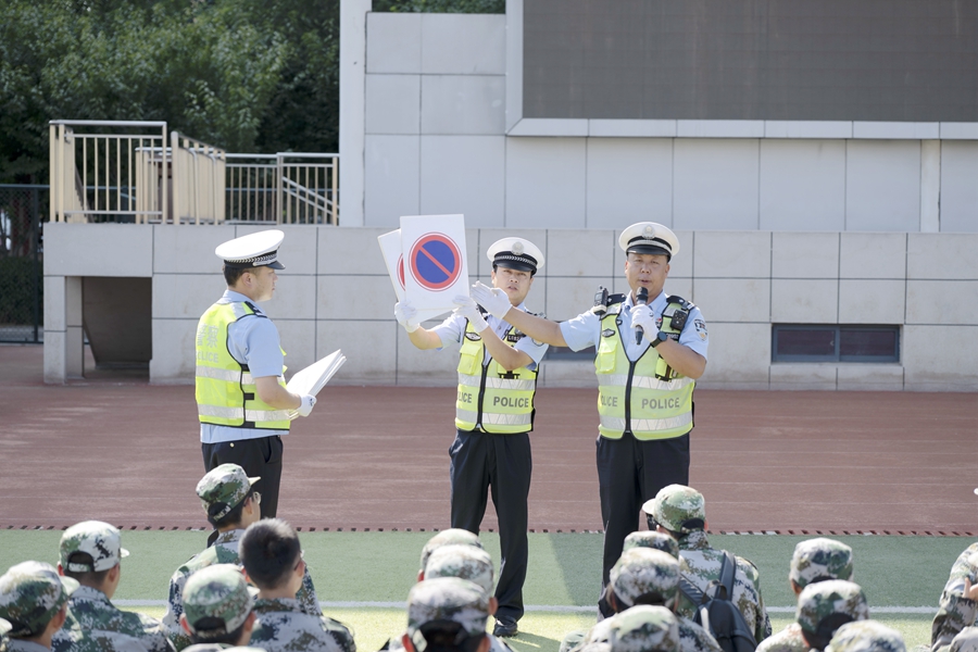 臨渭交警走進(jìn)校園宣傳交通安全知識。