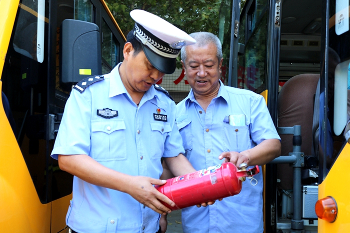 渭南高新交警開展校車安全大檢查。