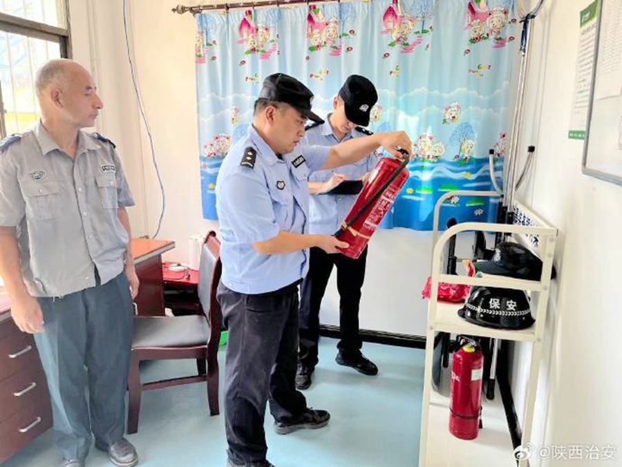 富平宮里派出所組織民輔警深入轄區學校開展校園安全專項檢查.