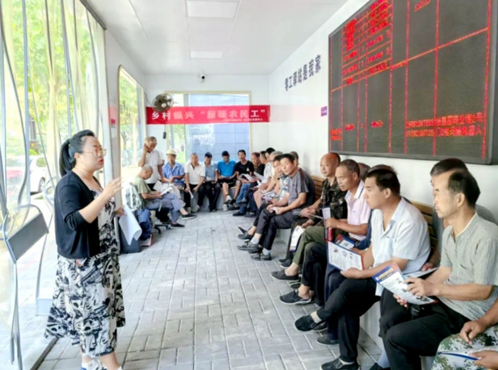 渭南市法援中心開展“律師到驛站 法護(hù)農(nóng)民工”宣傳活動(dòng)。