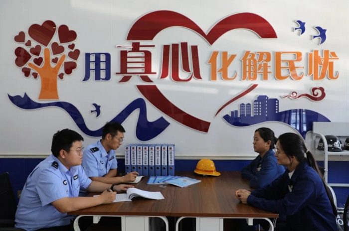 “暖心警務(wù)會(huì)客廳”通過推行“說群眾話，贏得群眾理解。