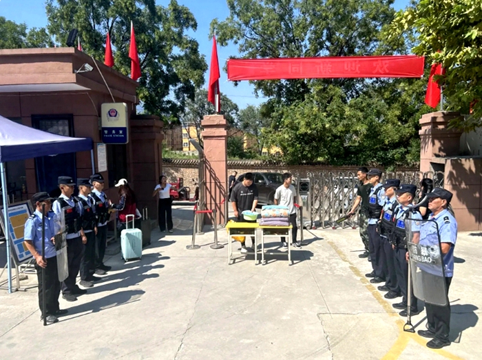 華陰公安組織警力深入轄區(qū)開展校園安全檢查。