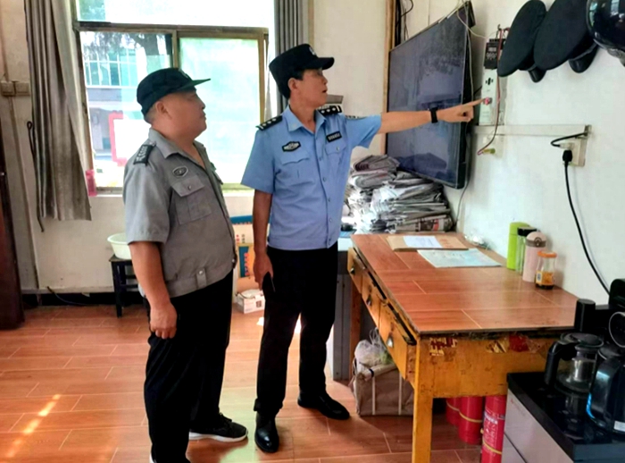澄城公安全力以赴當(dāng)好“護(hù)學(xué)人”。
