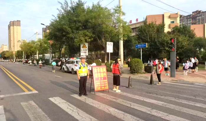 富平縣公安局交警大隊及時開啟護(hù)學(xué)模式。