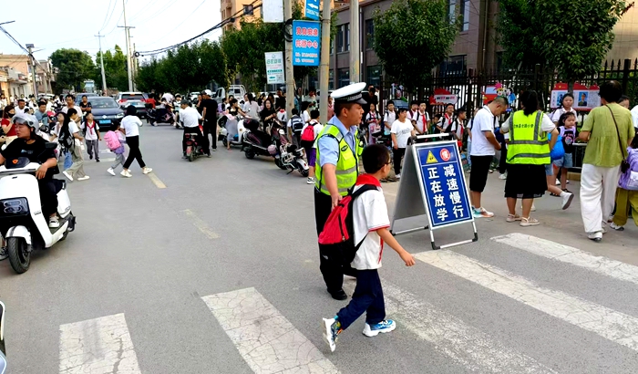 白水公安交警開學(xué)首日守護(hù)學(xué)子“平安路”。