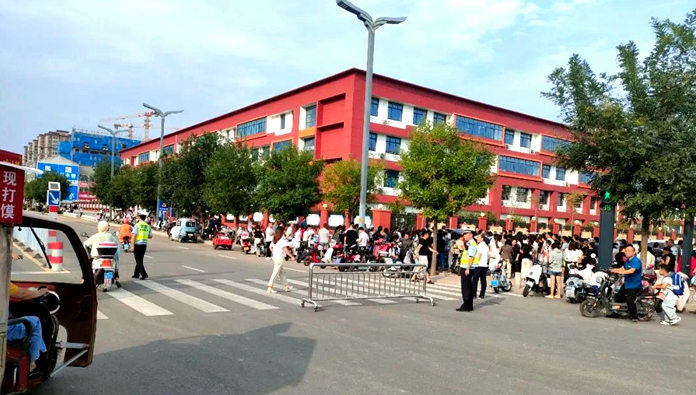 合陽交警全面啟動“護(hù)學(xué)模式”。