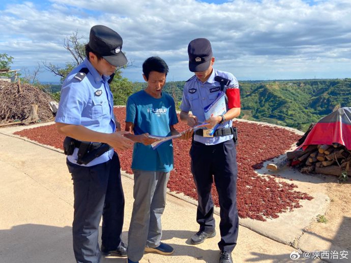韓城公安芝陽派出所民警走進轄區(qū)開展反詐宣傳活動。