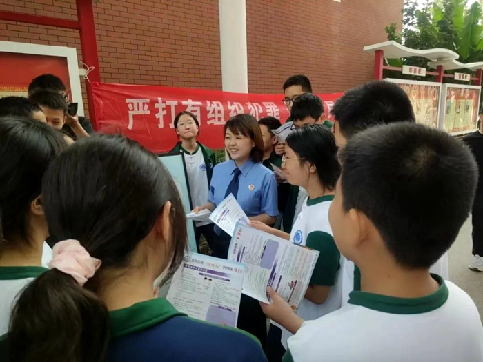 富平縣人民檢察院開展《中華人民共和國反有組織犯罪法》進校園普法宣傳活動。