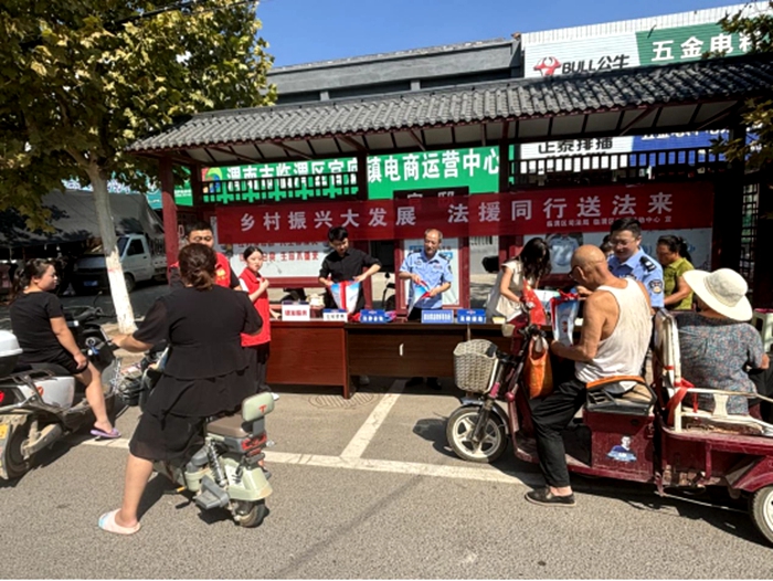 臨渭區(qū)司法局法律援助中心在官邸鎮(zhèn)開展“法律援助宣傳月”活動。