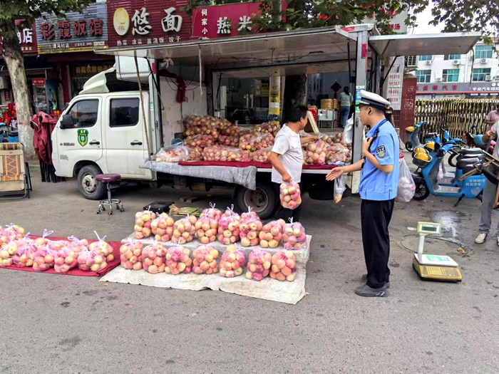 韓城市公安局交警大隊對影響道路通行的占道攤販進行清理勸導。