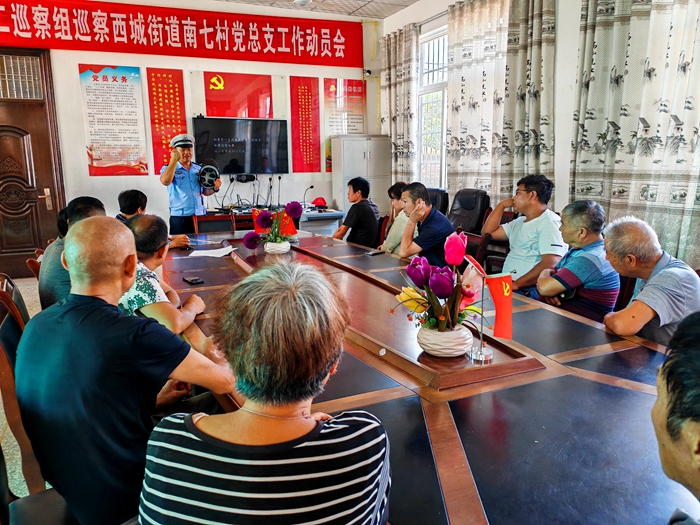 大荔縣公安局交通管理大隊深入鄉(xiāng)村開展“千村宣教”交通安全巡回宣講活動。