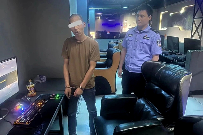 男子網(wǎng)咖盜手機被潼關警方抓獲。