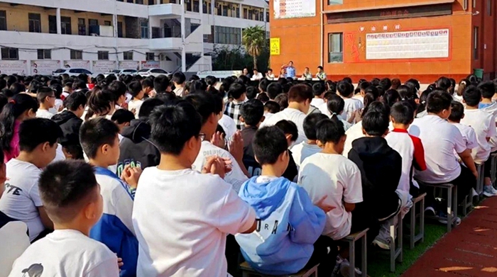 華陰市公安局羅敷派出所聯合羅敷交警中隊前往轄區羅山初中開展“法治講座進校園 護航青春助成長”主題法治講座。